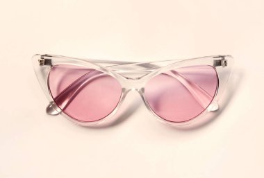 modern güneş gözlüğü beyaza izole edilmiş 