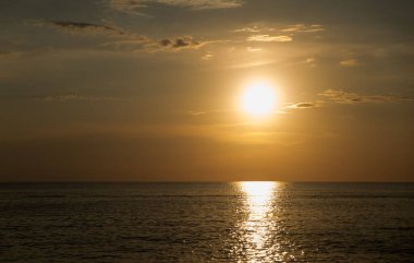 Gün batımında güzel deniz kıyısı 