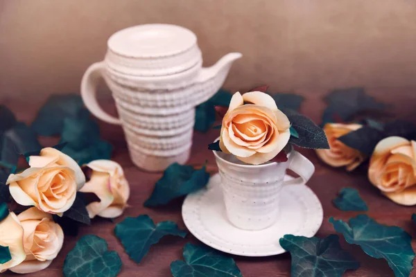 Tetera Taza Con Decoración Rosas Amarillas Mesa —  Fotos de Stock