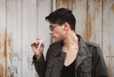 Sigara içen genç adamın portresi