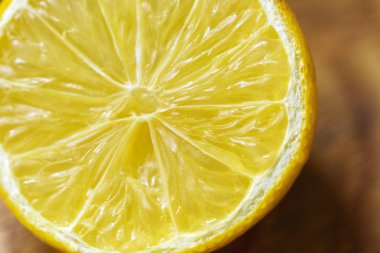Yarım kesilmiş limon