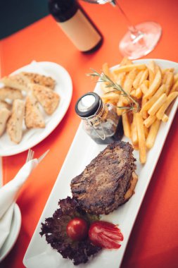 Izgara biftek.