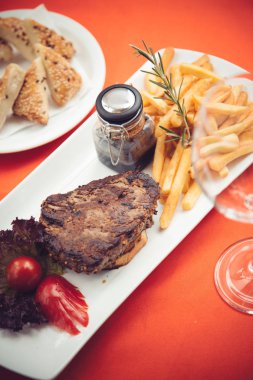 Izgara biftek.