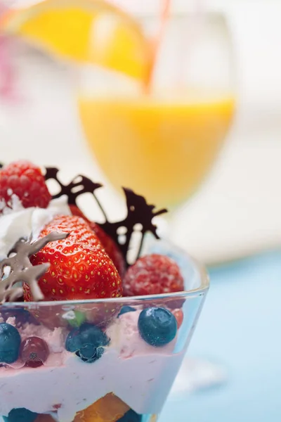 Copa de helado de frutas con jugo de naranja — Foto de Stock