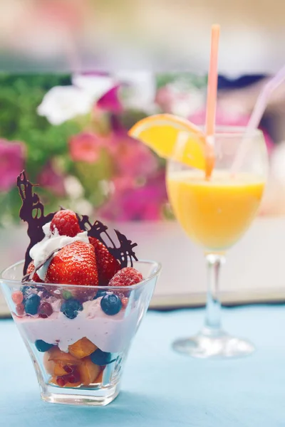 Copa de helado de frutas con jugo de naranja — Foto de Stock