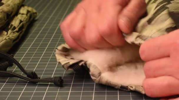 Trabajo Mano Primer Plano Las Manos Femeninas Están Ocupadas Fabricando — Vídeo de stock