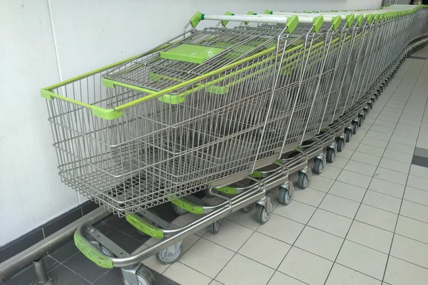 Roda de reservas no carrinho de compras . — Fotografia de Stock