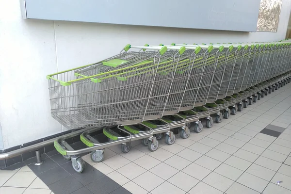 Roda de reservas no carrinho de compras . — Fotografia de Stock