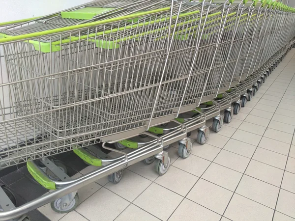 Roda de reservas no carrinho de compras . — Fotografia de Stock