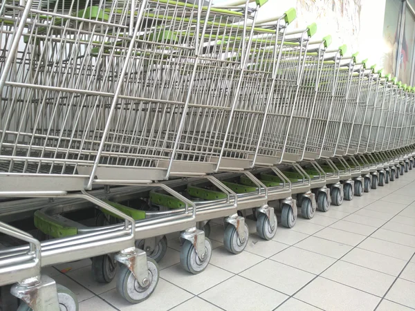 Roda de reservas no carrinho de compras . — Fotografia de Stock