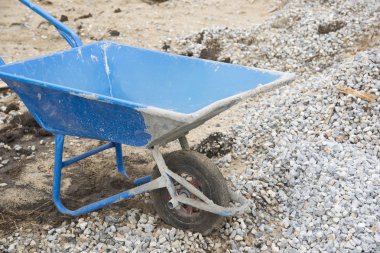 Sepeti kireç kumtaşı harç lekeleri.