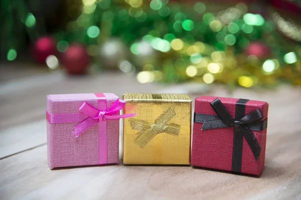 Новорічні подарункові коробки, градієнтний фон — стокове фото