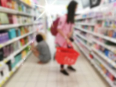 Bulanık kadın ise alışveriş sepeti taşıyan 