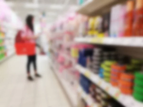 Размытая женщина с корзиной во время шоппинга — стоковое фото