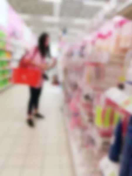 모호한 여자 쇼핑 바구니를 들고 — 스톡 사진