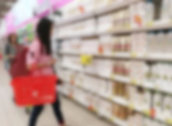 Размытая женщина с корзиной во время шоппинга — стоковое фото