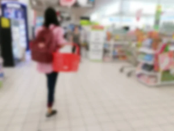 모호한 여자 쇼핑 바구니를 들고 — 스톡 사진
