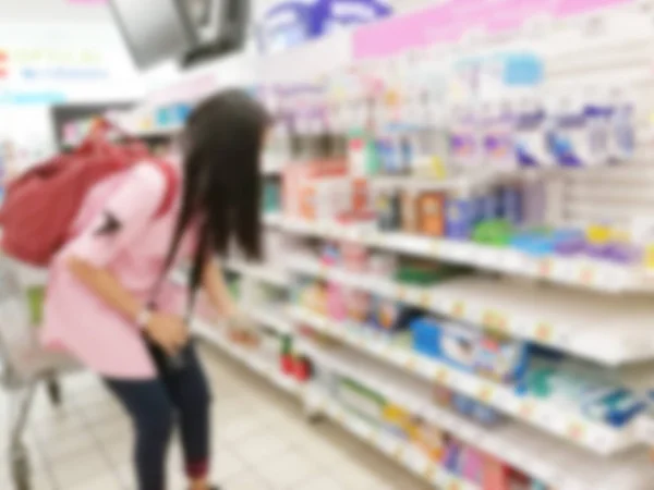 Mujer borrosa llevando una cesta mientras hace compras —  Fotos de Stock