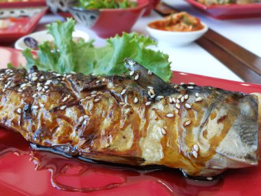 Japon mutfağı, arka plan üzerinde kızarmış balık