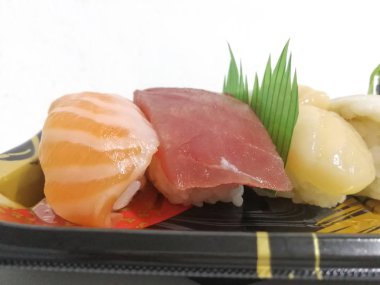 Beyaz arka plan plaka üzerinde çeşitli suşi