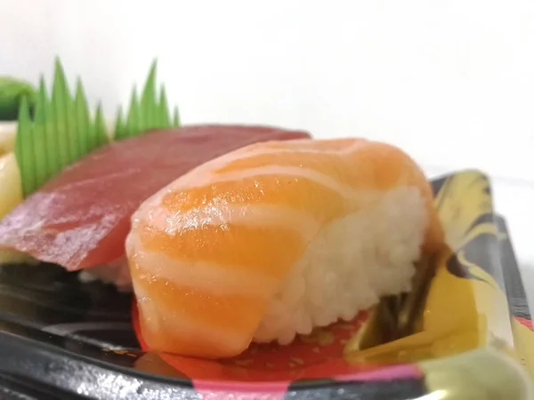 Verschiedene Sushi auf weißem Hintergrund Teller — Stockfoto