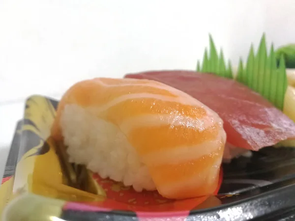 Varios sushi en la placa de fondo blanco — Foto de Stock