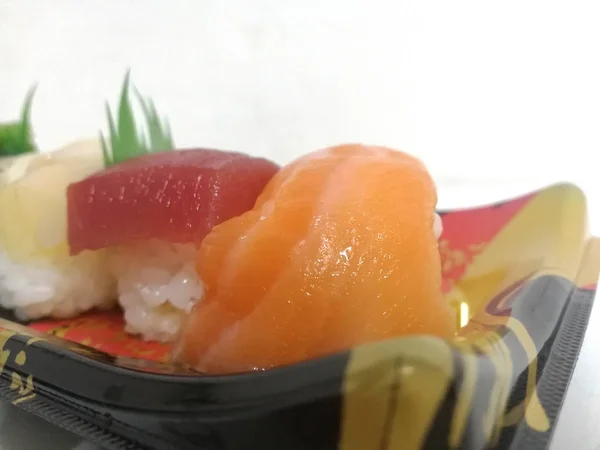 Verschiedene Sushi auf weißem Hintergrund Teller — Stockfoto