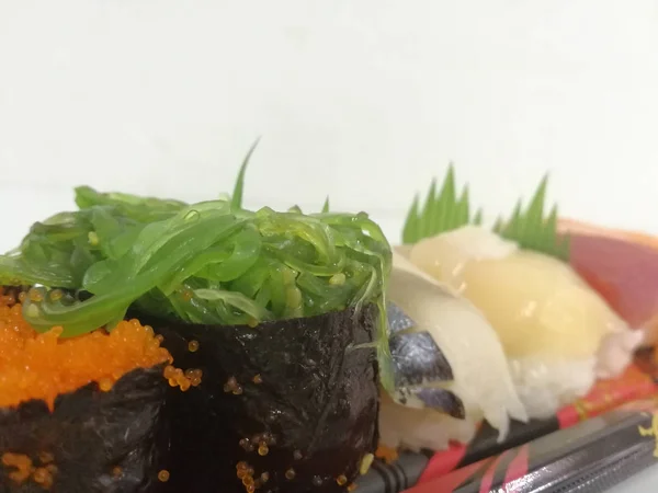 Varios sushi en la placa de fondo blanco — Foto de Stock