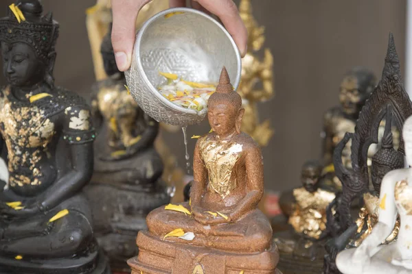 Pokropit vodou na obraz Buddhy, roční období — Stock fotografie