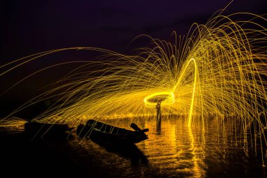 Doku artalanda çalışır durumda yangın baton adam