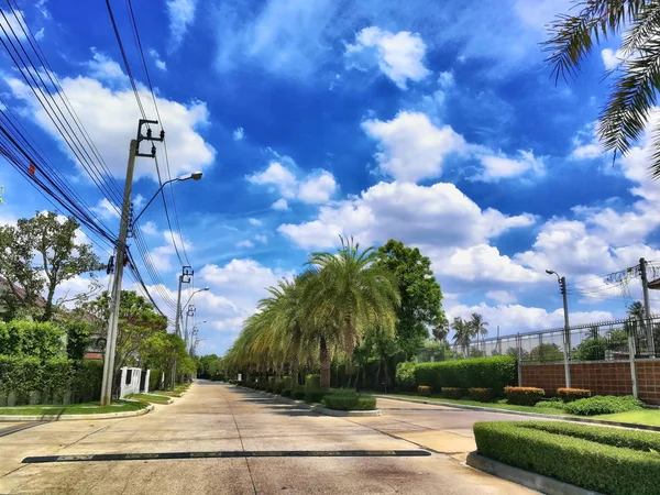 从村庄采取通过风景 — 图库照片