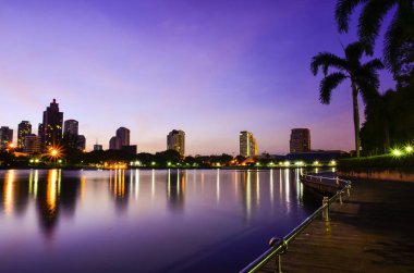 Gece gün ışığı alan Bangkok yansıma manzarası Tayland Bangkok şehir