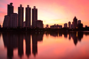 Gece gün ışığı alan Bangkok yansıma manzarası Tayland Bangkok şehir