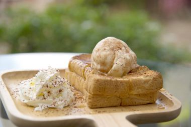 Bal tost, yiyecek ve içecek