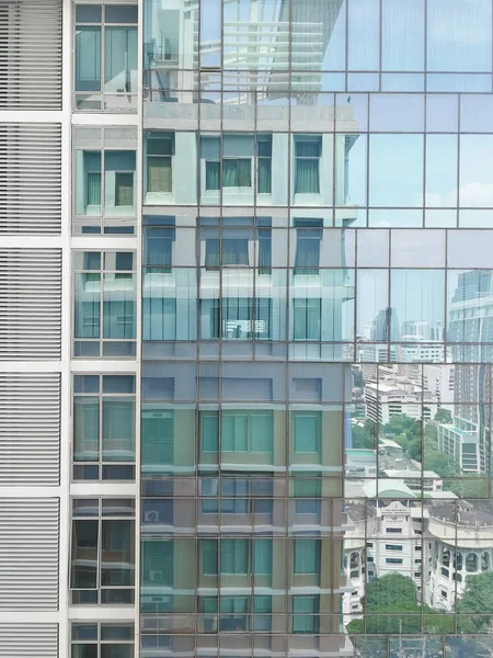 Yüksek binaların üzerinden ışık gölge