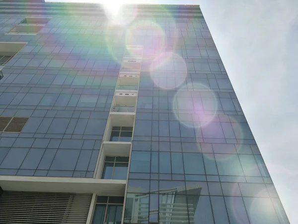 Licht Schatten von hohen Gebäuden — Stockfoto