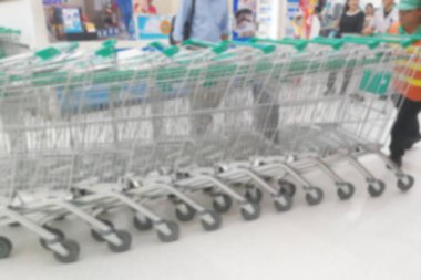 lurring görüntü, bilinmeyen çalışan alışveriş sepeti süpermarket