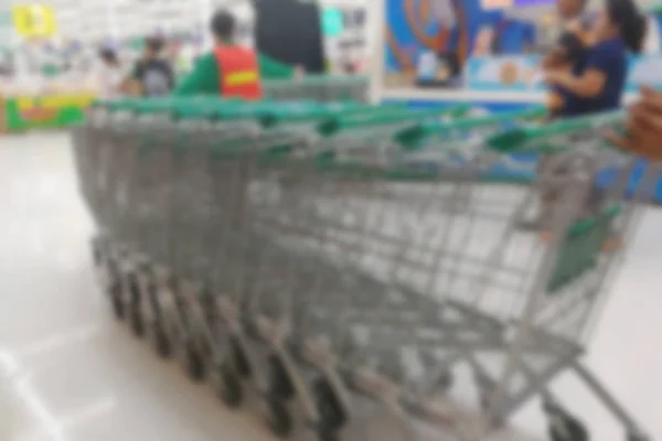 Lurring image, unknown employee shopping cart in the supermarket — Stock Photo, Image