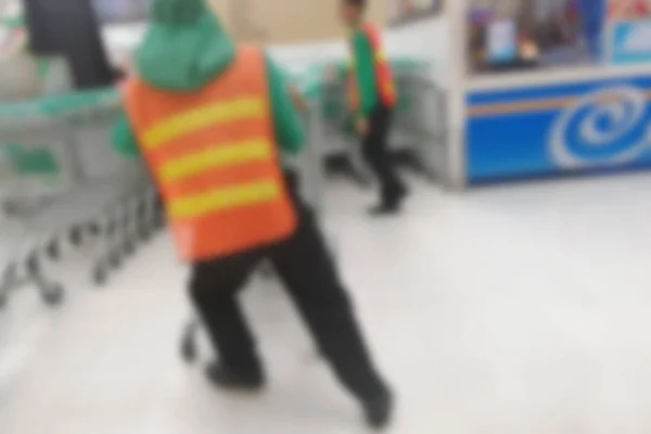 Unbekannter kauft Einkaufswagen im Supermarkt — Stockfoto