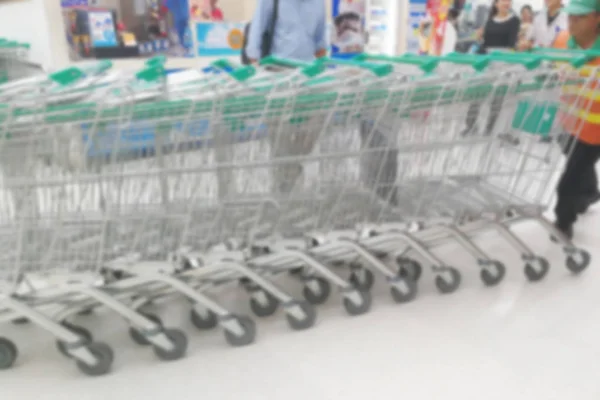 Lurring 画像、未知の従業員がスーパーでショッピングカート — ストック写真