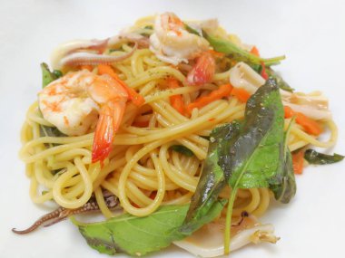 Baharatlı karidesli spagetti