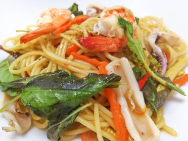 Baharatlı karidesli spagetti