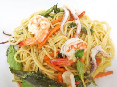 Baharatlı karidesli spagetti