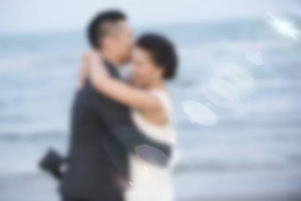 Sfocare la sposa e lo sposo in un momento romantico — Foto Stock