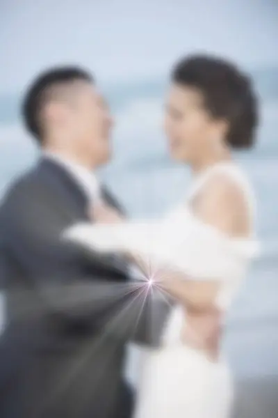 Oskärpa bruden och brudgummen på en romantisk stund — Stockfoto
