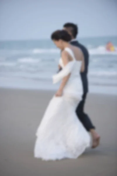 Размыть жениха и невесту в романтический момент — стоковое фото