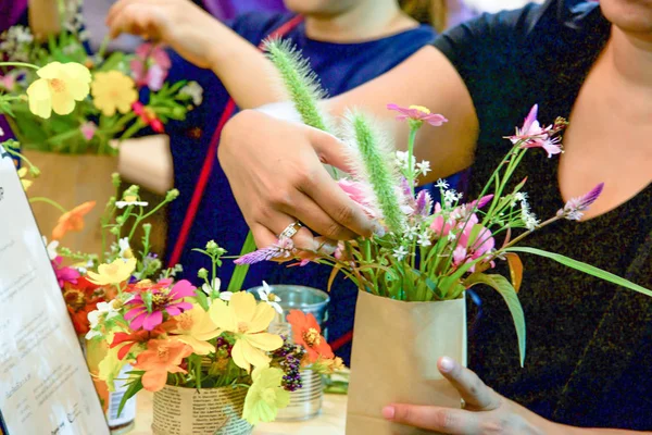 Çiçek aranjmanı öğretmek