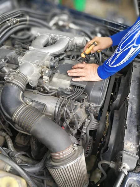 El bir mekanik bir mekanik