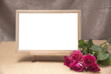 Rose ile boş yazı tahtası,