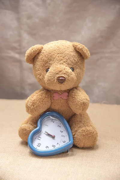 Peluche con reloj —  Fotos de Stock